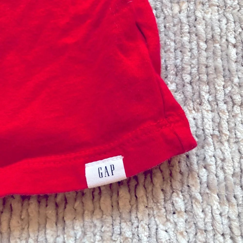 GAP classic red